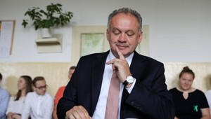 Prezident Kiska sa posadil pred maturitnú komisiu