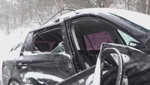 Vodič jazdil po snehu na letných gumách a dostal šmyk. Jeho spolujazdec bojuje s ťažkými zraneniami