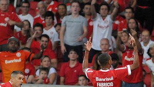 Drsný odkaz brazílskeho futbalistu vlastným fanúšikom za urážky!