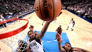 Vojnový veterán v NBA. James (27) oblieka dres Dallasu