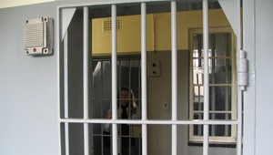 V policajnej cele sa obesil mladík, otec žiada odškodné