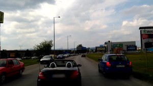 Vodič, ktorý autom blokoval sanitku tvrdí, že je nevinný a sanitke pomáhal