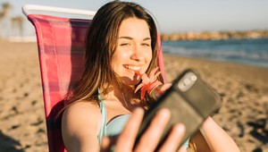 Praktický návod, aby sa váš telefón v horúčavách neprehrieval