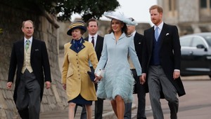 Princ Harry sa presne rok po svadbe vrátil do Windsoru na inú, Meghan chýbala
