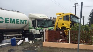 V Topoľníkoch sa zrazili dva kamióny. Oba návesy skončili v jednej záhrade