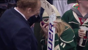 VIDEO. Bryzgalov venoval dievčaťu hokejku. Rozplakalo sa!