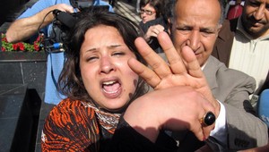 VIDEO Z LÍBYE: Takto bili novinárov, keď chránili znásilnenú ženu