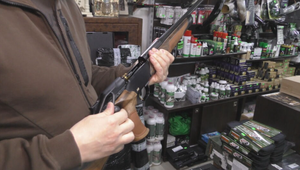 Bežec sa v lese zľakol výstrelu a udal poľovníka. Ten mieril na líšku