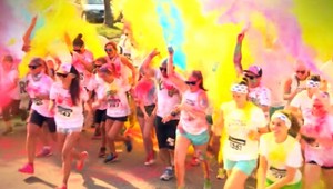 Najbláznivejší beh leta. Bratislava sa zmenila na farebné mesto