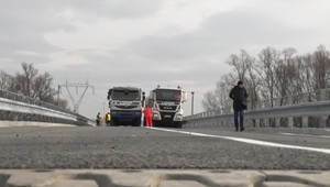 V obci Sirník vykonali špeciálnu zaťažkávaciu skúšku. Zrekonštruovaný most preverili naplnené nákladiaky