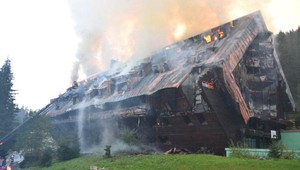 Hasiči dostali pod kontrolu požiar pred polnocou, v hoteli Junior stále zasahujú