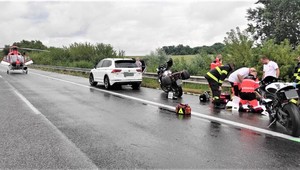 Na diaľnici D2 sa stala nehoda. Motorkár bol prevezený do nemocnice
