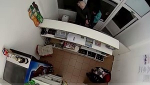 VIDEO: Žiaci základnej školy vytiahli pištoľ na 65-ročnú predavačku