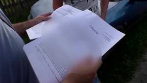 Muž čelí obvineniu aj po smrti manželky. Podľa rodiny ju údajne bil a znásilňoval