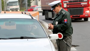 Občerstvenie bez pokuty. Piť a jesť za volantom zákon nezakazuje