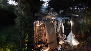 Vodič unikal pred hliadkou a narazil do plota. Auto skončilo prevrátené na boku