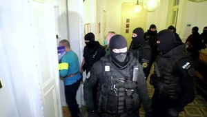 Muž, ktorý mal údajne pripravovať likvidáciu prokurátora Žilinku ostane vo väzbe. Srb svoju vinu stále odmieta