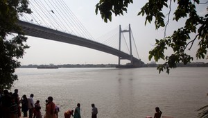 Iluzionista sa nechal spútať a ponoriť do rieky. Nevyplával