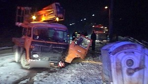 Prirýchlo na zasneženej ceste. Dvaja zranení skončili v nemocnici