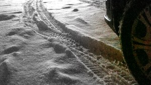 Bratislava vraj robí čo môže a... cesty sú stále zasnežené!