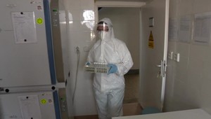 Slovenská lekárska komora odporúča povinné očkovanie a účasť neočkovaných pri liečbe covidu