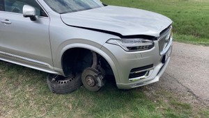 Chceli ochrániť hospodárstvo. Zlodeji im zatiaľ vybielili auto do posledného dielu