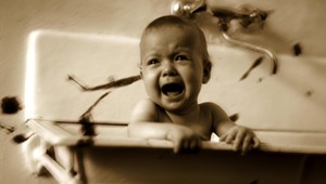 Opitá matka (24) hodila synčeka (1) na zem, skončil v nemocnici