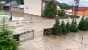 Východ Slovenska naďalej bičujú záplavy. Masívna prívalová vlna udrela už tretíkrát