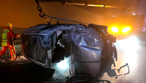 Akrobatické parkovanie: Auto po viacerých nárazoch skončilo medzi domom a stĺpom