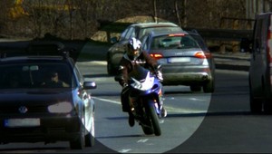 Divoký motorkár je maturant. Sám sa prihlásil na polícii