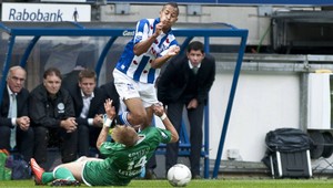 Dráma na trávniku. Skosil súpera, dostal červenú a - odpadol!