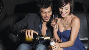 Bohatí si prilepšujú a chudobných rovnako pribúda