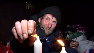 Štedrý večer na ulici. Teplo domova nebýva počas Vianoc samozrejmosťou pre všetkých