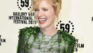 Móda alebo totálny prešľap? Jej šaty cinkali ako prázdne fľaše v prepravke od piva!