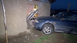 Vodič po šmyku vrazil do rodinného domu. Na kolenách mu malo sedieť dvojročné dievčatko