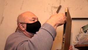 Manželia prišli o celoživotné úspory. Peniaze si schovali do pivnice a verili, že ich skrýšu nik nenájde