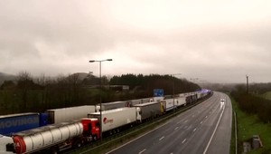 Slovensko zastavuje lety z Veľkej Británie. Británii hrozí nedostatok ovocia a zeleniny z Francúzska