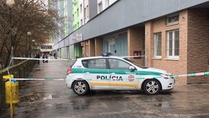Tragické ráno na sídlisku. Muž vypadol z okna 12. poschodia
