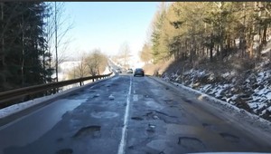 Množstvo výtlkov a rozbitých áut. Tejto ceste sa radšej vyhnite