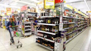 Počet obetí metylakoholu stúpol na 24, v Poľsku zadržali Slovenku