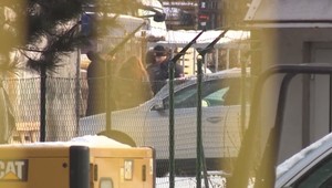 Na bráne firmy našli jej zamestnanci mŕtveho muža