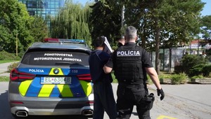 Devätnásťročný muž bodol svoju družku do hrudníka. Sudca rozhodol o jeho väzbe