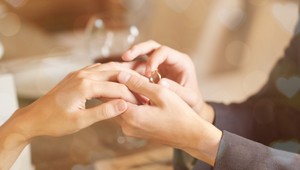 Dvojica sa pochválila zásnubnými prsteňmi a ľudia sú zhrození: Niečo takéto nechutné sme nevideli!