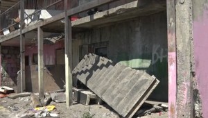 Na bytovke v rómskej osade sa zrútilo vonkajšie schodisko. Jej obyvateľov presunuli do jedálne školy