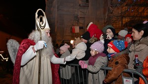 Kukláči, záchranári, ale aj električka. Mikuláš bol všade!