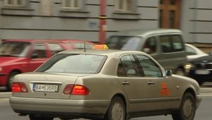 Taxikár išiel pre zákazníka cez mesto šialenou rýchlosťou