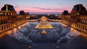 Optická ilúzia okolo pyramídy v Louvri