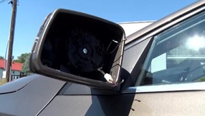 Bil ho, škrtil a hodil ho o zem. Mladého vodiča pri Michalovciach napadol motorkár