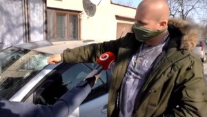 Otrasné konanie výtržníkov: Kladivom rozbíjali čelné sklá na zaparkovaných autách