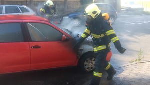 Muža delili od najhoršieho len sekundy. Jeho auto zachvátili plamene